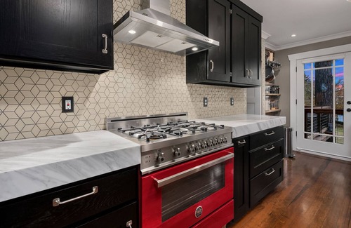North Queen Anne Casa | Craftsman Charm & Stunning Views: Your Queen Anne Remodeled Getaway
