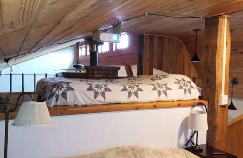 Viroqua Casa | Craftsman Cottage Overlooking Rolling Pastures