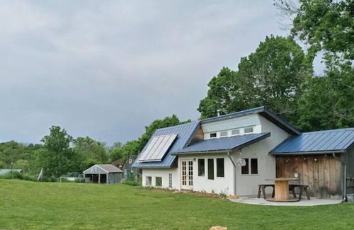 Viroqua Casa | Craftsman Cottage Overlooking Rolling Pastures