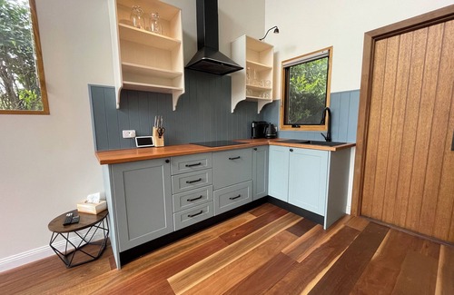 Burrawang Cabaña | Craftsman Stone and Wood Cottage. Family Farm Stay at MaddOx Farm in Burrawang