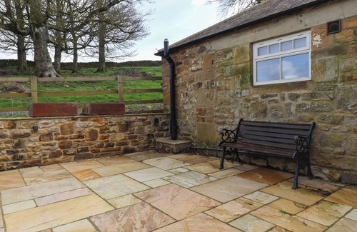 Hallington Cabaña | CRAGG LODGE, pet friendly, with open fire in West Woodburn