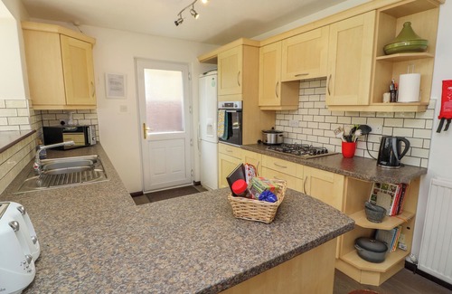 Staveley Casa | CRAGGY VIEW, pet friendly, with a garden in Staveley