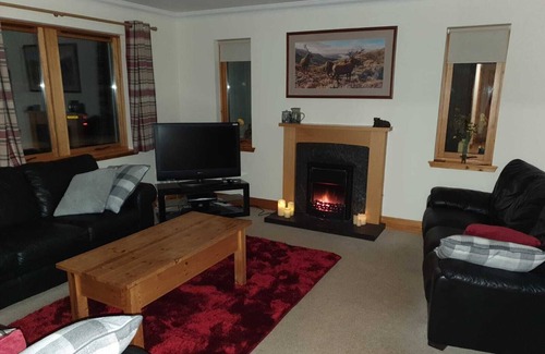 Aviemore Casa | Craigmore Lodge, Aviemore: tiene capacidad para 14 personas con bañera de hidromasaje, sauna, wifi y más