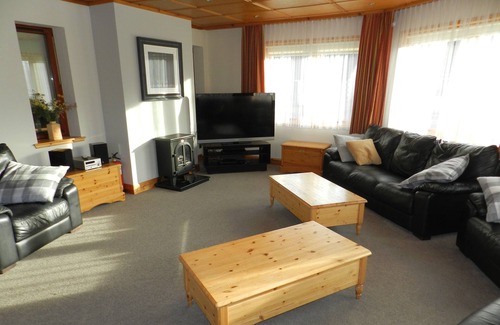 Aviemore Casa | Craigmore Lodge, Aviemore: tiene capacidad para 14 personas con bañera de hidromasaje, sauna, wifi y más