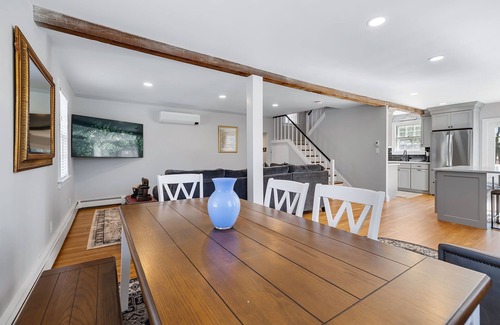 West Barnstable Casa | Cranberry Meadow Farm is a newly renovated Carriage House that sleeps 8.