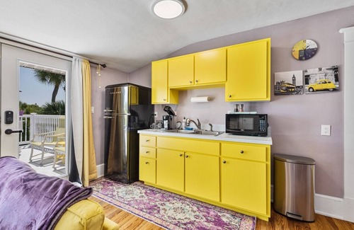 Historic Downtown Melbourne Cama Y Desayuno | Crane Creek Inn Osprey Room: Waterfront, Pool, B&B