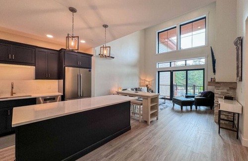 North Conway Condominio | Cranmore Escape | Modern, Walk to Town, Pool!