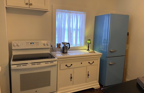 McKinney Cabaña | Crape Myrtle Cottage in McKinney Historic District