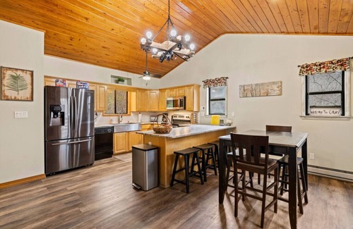 Sylva Cabina | Crashing Creek Cabin: Hot tub / Mtn Views / King