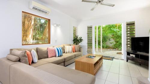 Port Douglas Casa | Craven Cottage at Full Moon Terraces - Tropical Queenslander Townhouse