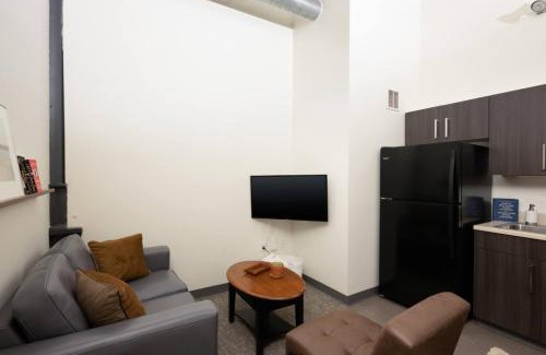 Westown Apartamento | Cream City 2BR Apt - Just 3 Blocks to Fiserv with Gym and Parking