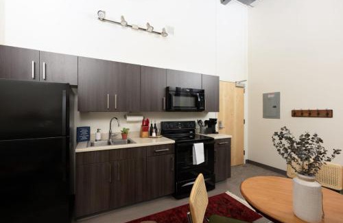 Westown Apartamento | Cream City 2BR Apt - Just 3 Blocks to Fiserv with Gym and Parking