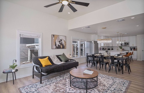 Near East Side Cabaña | Create Memories 4br/3ba Near Riverwalk & Downtown!