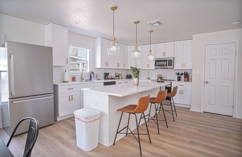 Near East Side Cabaña | Create Memories 4br/3ba Near Riverwalk & Downtown!