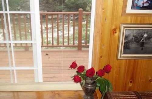 Drake Cabina | Create Memories at This Romantic Riverfront Cabin Near Estes Park