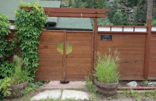 Drake Cabina | Create Memories at This Romantic Riverfront Cabin Near Estes Park