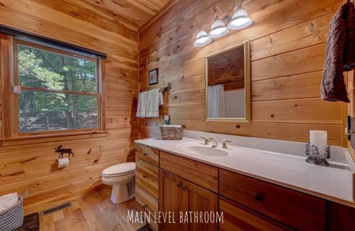 Morganton Cabina | Create Memories! Near Blue Ridge Lake*Hot Tub*Game Room*Firepit