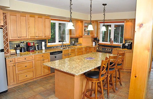 Minden Cabaña | Create your family memories at this Executive Haliburton Cottage Rental
