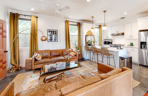 Blackshear-Prospect Hill Casa | Creative & Cozy | Walkable East Austin Locale | Screened Porch, Fenced Yard