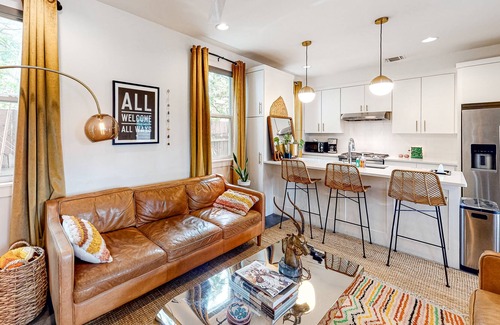 Blackshear-Prospect Hill Casa | Creative & Cozy | Walkable East Austin Locale | Screened Porch, Fenced Yard