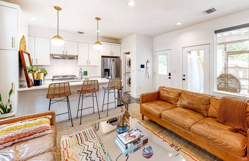 Blackshear-Prospect Hill Casa | Creative & Cozy | Walkable East Austin Locale | Screened Porch, Fenced Yard