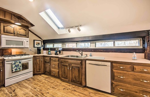 Rohrerstown Apartamento | Creek Access & Deck: ‘Runningwater’ Lancaster Gem