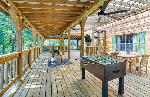 Royal Casa | Creek Access, Games Family-Friendly Royal Retreat