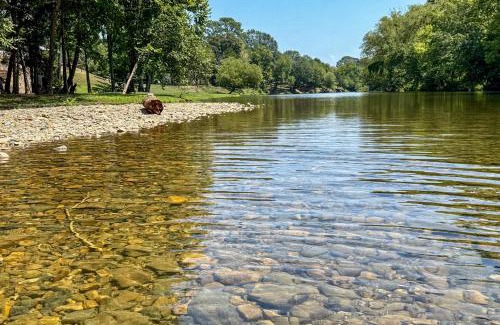 Royal Casa | Creek Access, Games Family-Friendly Royal Retreat