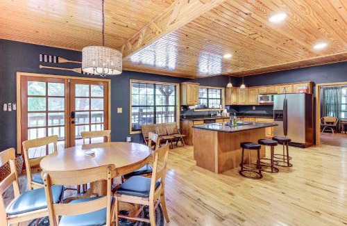 Royal Casa | Creek Access, Games Family-Friendly Royal Retreat