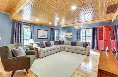 Royal Casa | Creek Access, Games Family-Friendly Royal Retreat