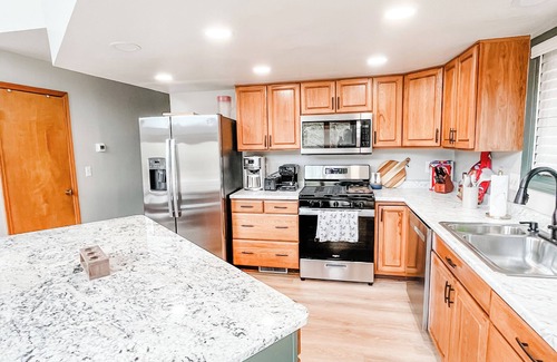 Prudenville Casa | Creek Cabin - Clean and Charming 3-bedroom house in Prudenville with WiFi and AC