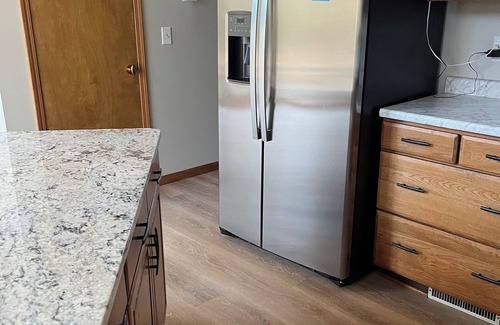 Prudenville Casa | Creek Cabin - Clean and Charming 3-bedroom house in Prudenville with WiFi and AC