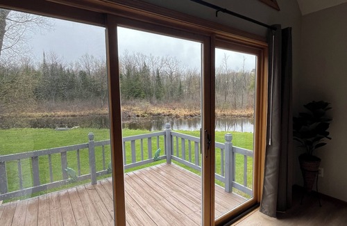 Prudenville Casa | Creek Cabin - Clean and Charming 3-bedroom house in Prudenville with WiFi and AC