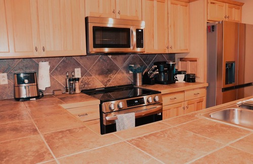 Dahlonega Cabina | Creek Cabin Retreat w/ Hot-Tub