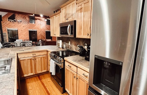 Dahlonega Cabina | Creek Cabin Retreat w/ Hot-Tub