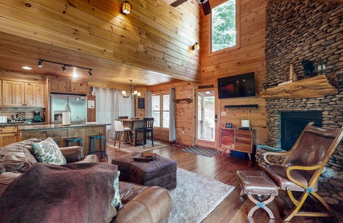 Cherry Log Cabina | Creek Cabin with fenced yard, screened in patio and hot tub