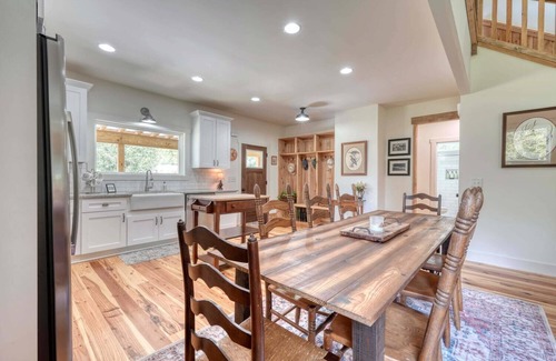 Hayesville Cabina | Creek Front Cabin, Mountain View’s, Fishing, Tubing, WiFi, FREE Firewood
