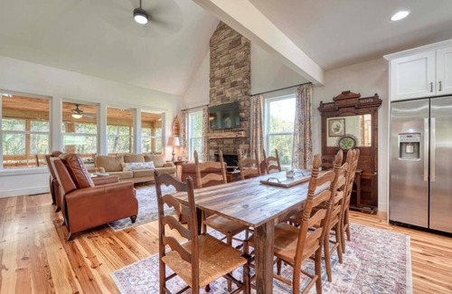 Hayesville Cabina | Creek Front Cabin, Mountain View’s, Fishing, Tubing, WiFi, FREE Firewood