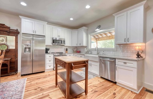 Hayesville Cabina | Creek Front Cabin, Mountain View’s, Fishing, Tubing, WiFi, FREE Firewood