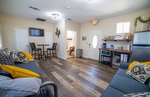 Salado Cabina | Creek Front Cabin in heart of Salado