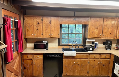 Franklin Casa | Creek Front. Charming 2-bedroom log home with WiFi, AC in lovely Franklin