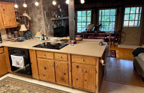 Franklin Casa | Creek Front. Charming 2-bedroom log home with WiFi, AC in lovely Franklin