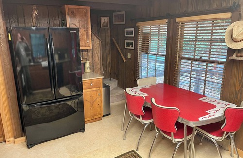 Franklin Casa | Creek Front. Charming 2-bedroom log home with WiFi, AC in lovely Franklin