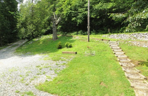 Robbinsville Casa | Creek front within 1/2 mile of Big Snowbird Creek and no neighbors