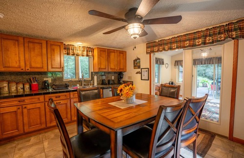 Confluence Cabaña | Creek Haven · Magical Stream Side Cottage W/Hot Tub