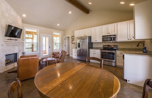 Pipe Creek Casa | Creek Lodge en Rancho Madrono / 1536 Sq. pie