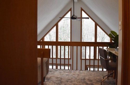 Bushkill Chalet De Esquí | Creek-side chalet with hot tub and fireplace