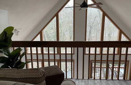 Bushkill Chalet De Esquí | Creek-side chalet with hot tub and fireplace