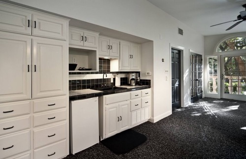 Wood Island Cabaña | Creek Side Cottage, cerca del Lago Austin