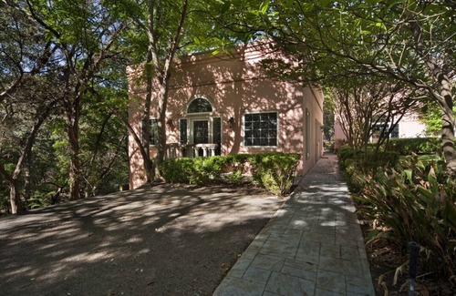 Wood Island Cabaña | Creek Side Cottage, cerca del Lago Austin